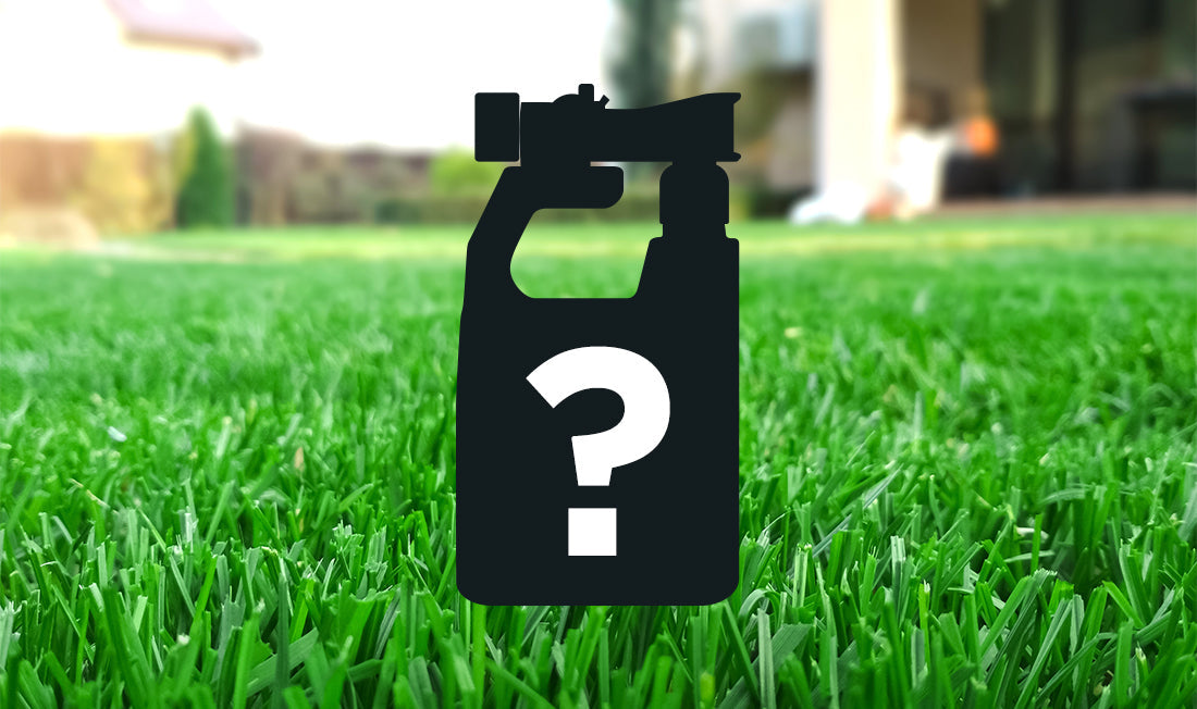 Silohuette of a fertilizer bottle with a questionmark in front of a green lawn, when to use lawn fertilizer